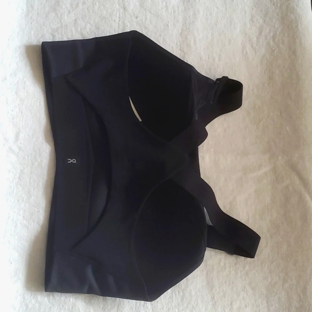 ON CLOUD PERFORMANCE SPORT BRA IN BLACK